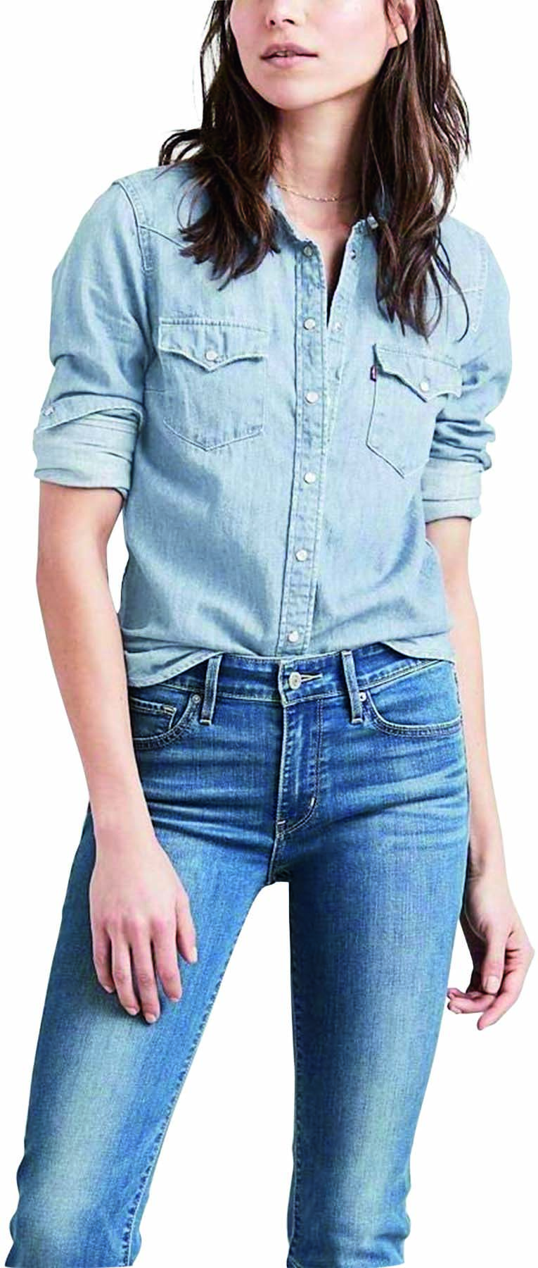 Modelo branca usa camiseta jeans da Levi's