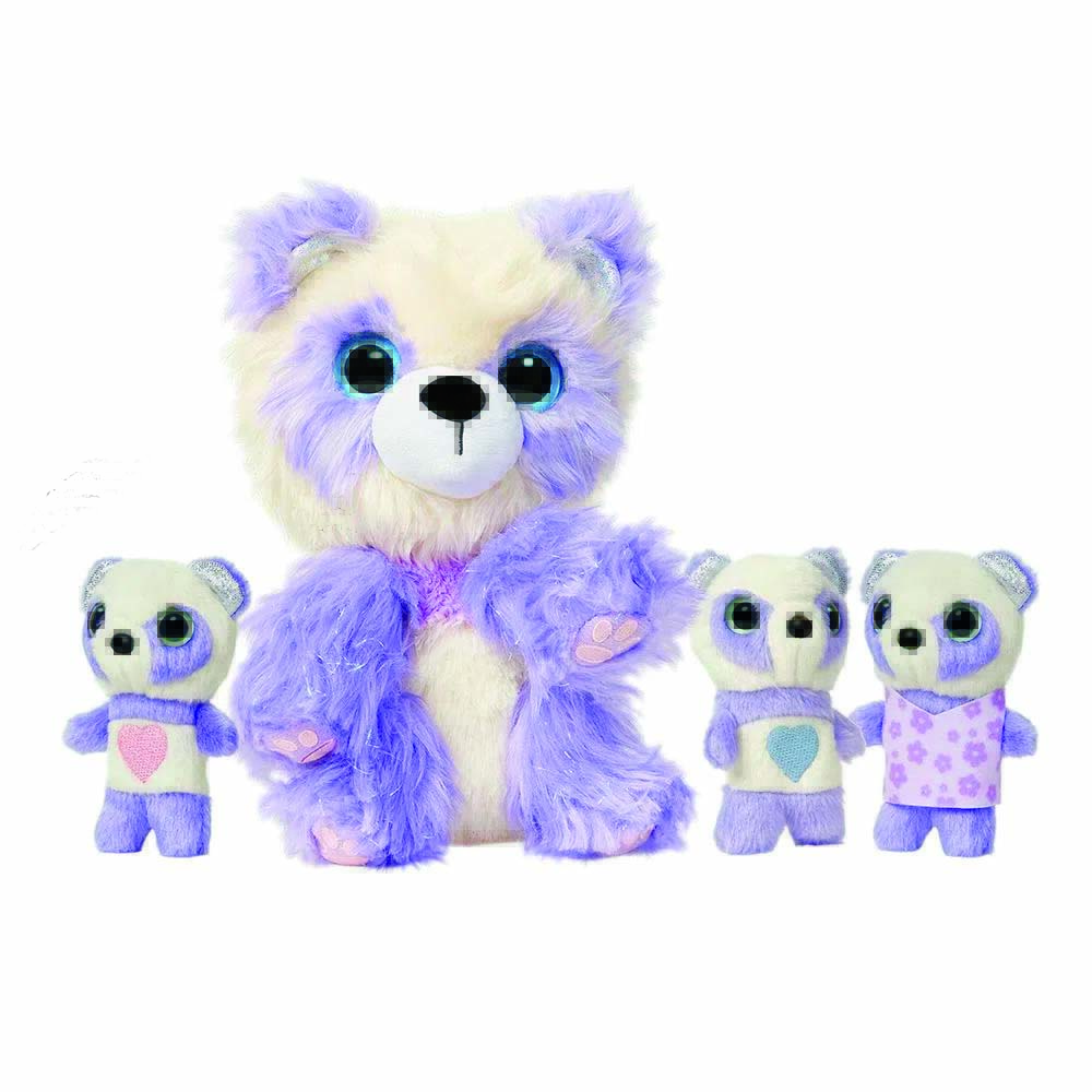 Conjunto de pelúcias.jpg Conjunto de ursinhos de pelúcia. Todos são roxos. Há um maior, que é a mãe, e três menorzinhos, os filhotes