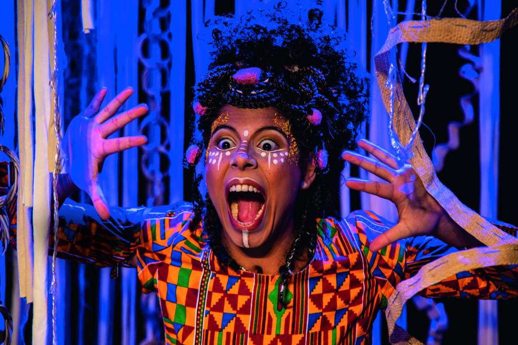 Cabelos mágicos são protagonista em peça sobre ancestralidade