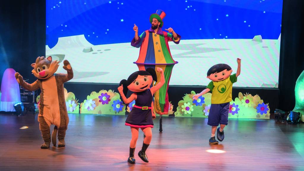 Crédito_ Danilo Santos_Divulgação.jpg Bonecos de Luna e sua turma no palco durante o musical
