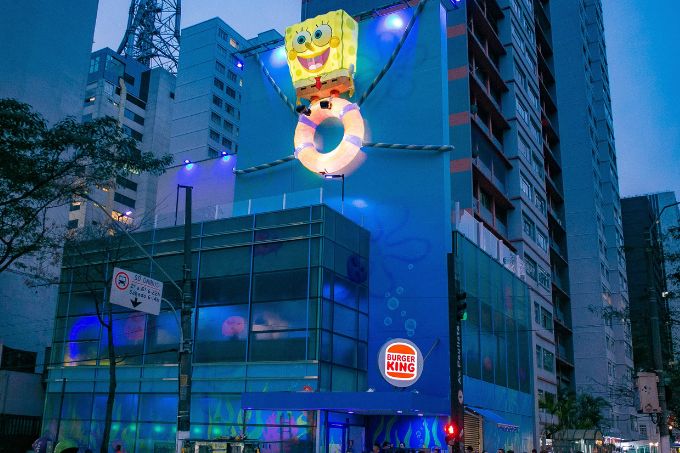 Fachada do Burger King com Bob Esponja sobre o prédio