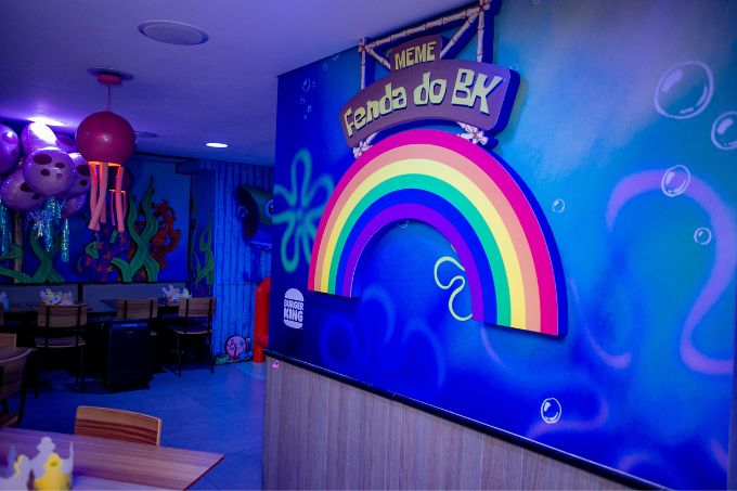 Fenda do BK Ambiente tem arco-íris na parede, com letreiro escrito Fenda do BK