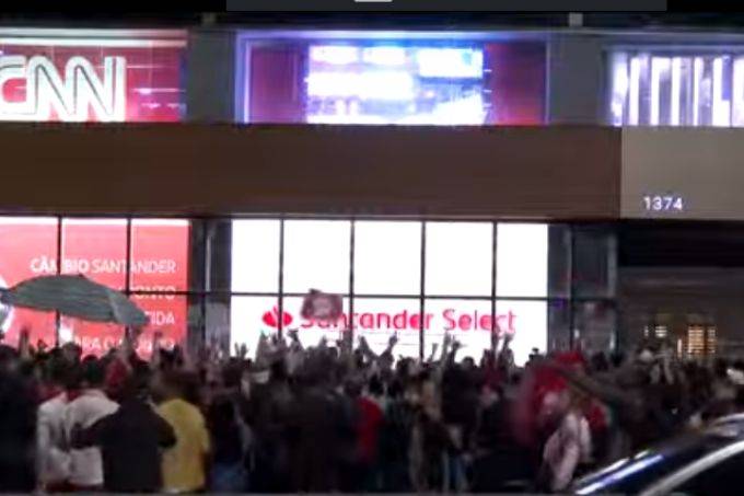 Eleitores acompanham apuração na frente do prédio da CNN