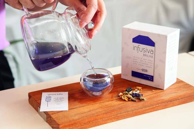 Clitória: infusão com a flor muda de cor quando se adiciona limão Clitória: infusão com a flor muda de cor quando se adiciona limão