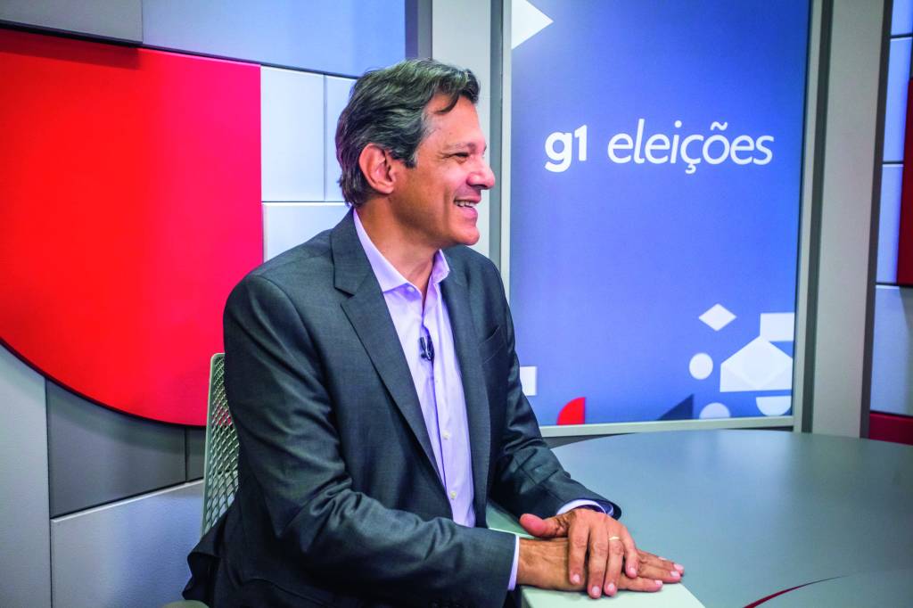 HaddadCampanhaDivulgacao.jpg Fernando Haddad em púlpito durante debate eleitoral. Ele veste um terno e sorri. É fotografado de perfil