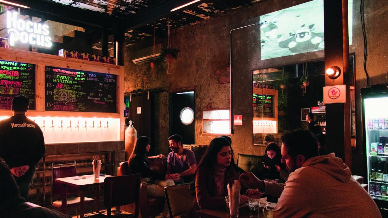 Ambiente interno do bar hocus pocus de são paulo