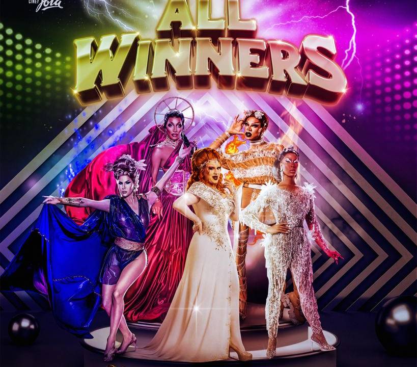 As drag queens Jinkx Monsoon, Shea Couleé, Jaida Essence Hall, Trinity The Ruck e Yvie Oddly posam juntas. Ao topo, um letreiro diz ALL WINNERS.