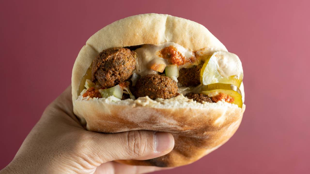 imagem do lanche faláfel no pão pita