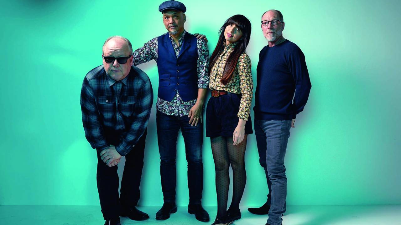 A banda Pixies posa em fundo verde-água
