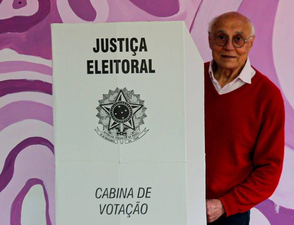Vereador na cabine de votação neste domingo