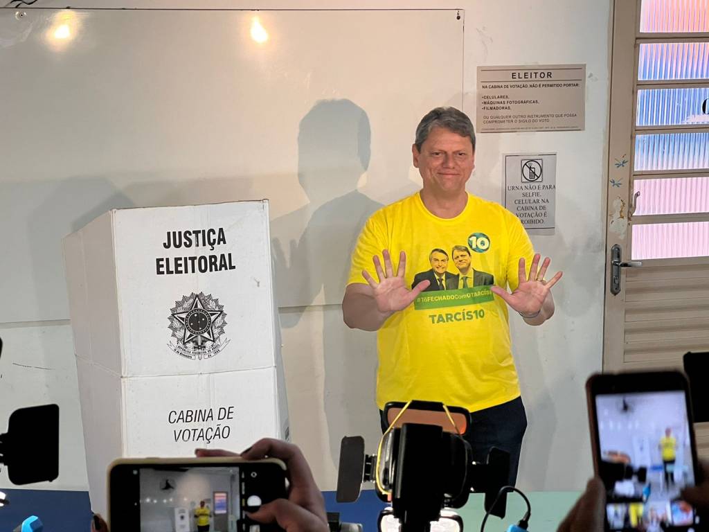 Escola onde Tarcísio votou fica a 400 metros de onde ele diz morar