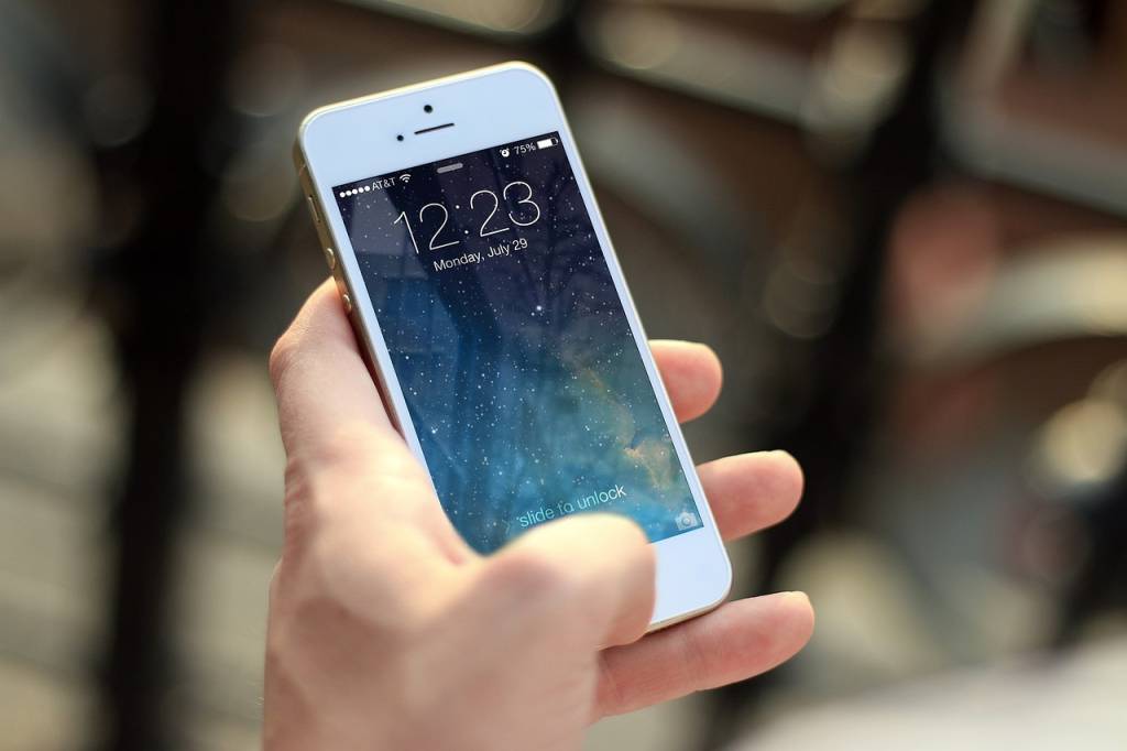 Justiça manda Apple disponibilizar carregadores e pagar R$ 100 milhões
