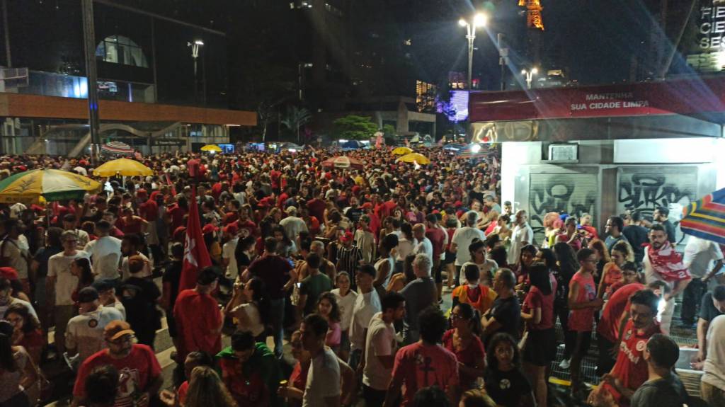 Lotado, ato pró Lula na Paulista tem tumultos e pessoas desmaiadas
