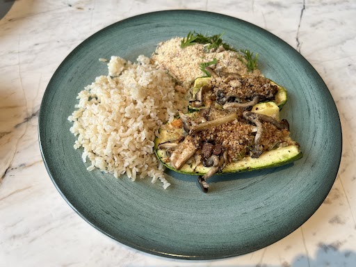 Pê-éfe: cardápio varia diariamente, podendo trazer a abobrinha recheada de cogumelos vem com arroz, feijão e farofinha Pê-éfe: cardápio varia diariamente, podendo trazer a abobrinha recheada de cogumelos vem com arroz, feijão e farofinha