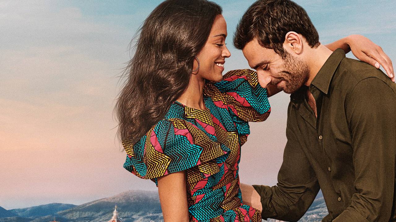 Casal sorri um para o outro