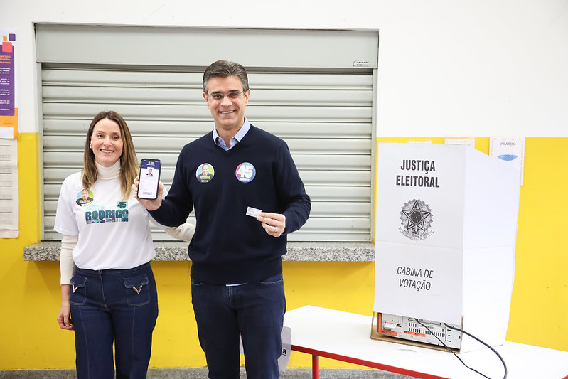 Rodrigo Garcia (PSDB) ao lado da mulher durante votação deste domingo (2)