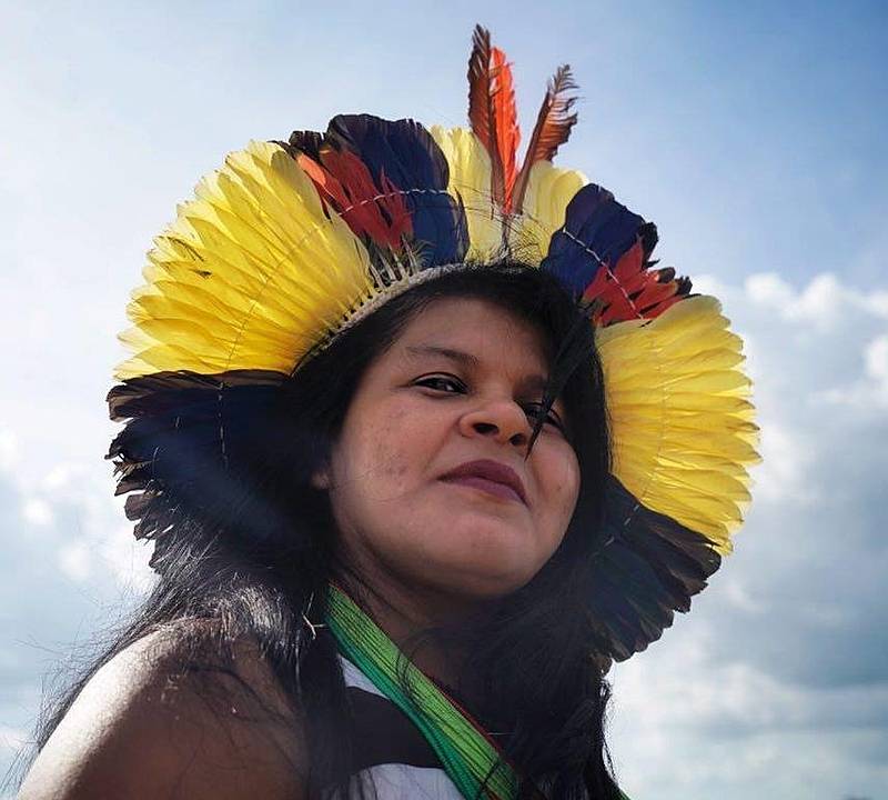 Foto de Sônia Guajajara com cocar