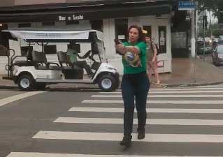 Carla Zambelli aponta arma nos Jardins