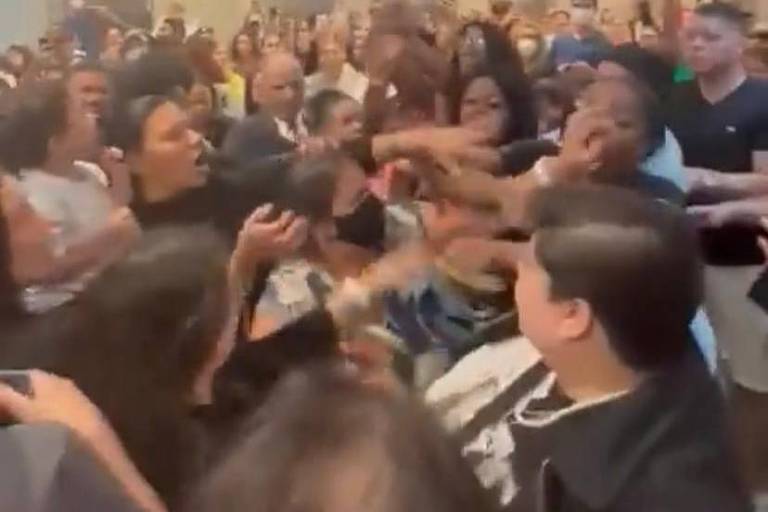 Clientes brigam por lugar na fila na inauguração da loja Shein em SP