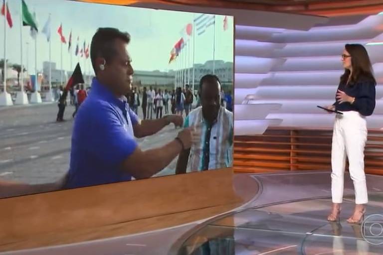 Eric Faria, repórter da Globo, durante cobertura da Copa do Mundo
