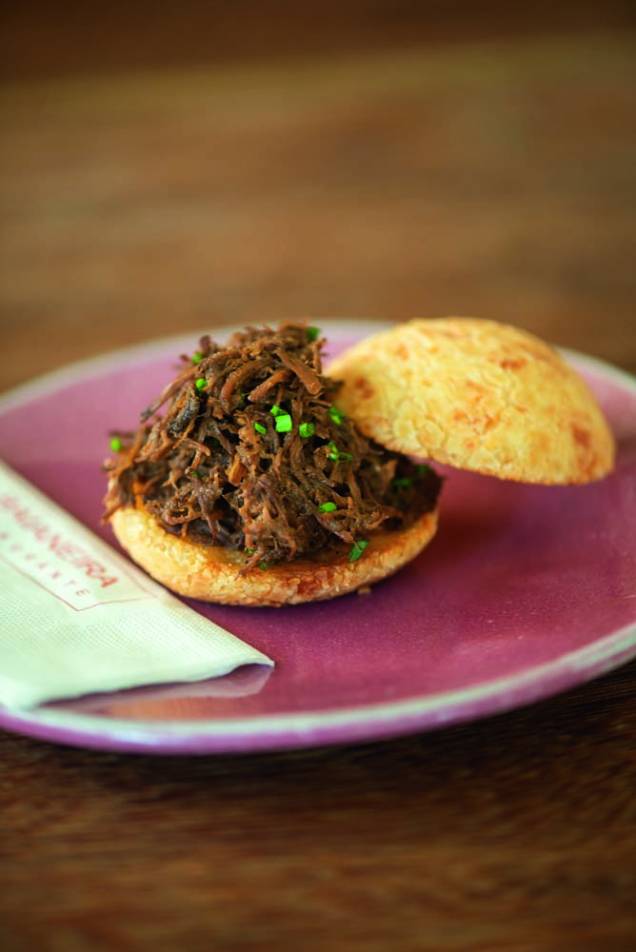 Pão de queijo: complementos como carne de panela Pão de queijo: complementos como carne de panela