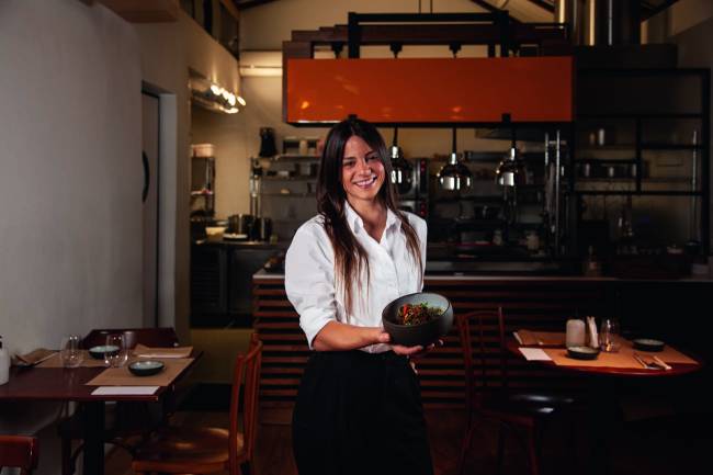 A chef Elisa Fernandes_6.jpg Chef Elisa Fernandes mostra conteudo de cumbuca de cerâmica em ambiente da cozinha
