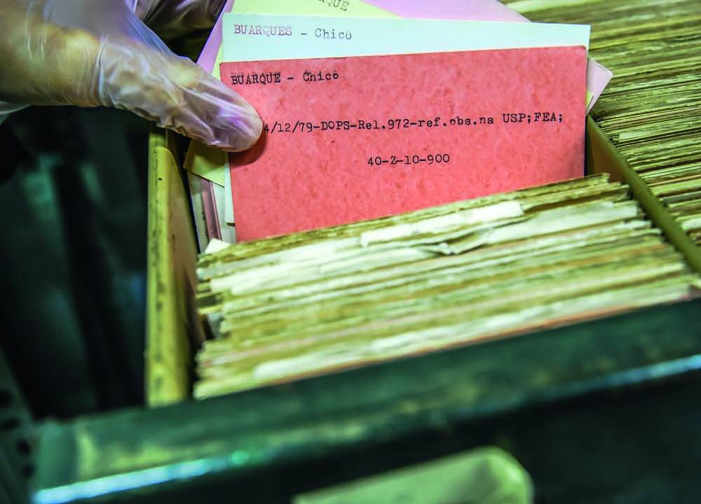 Ficha do cantor e escritor Chico Buarque feita pelo DEOPS na época da Ditadura Militar.