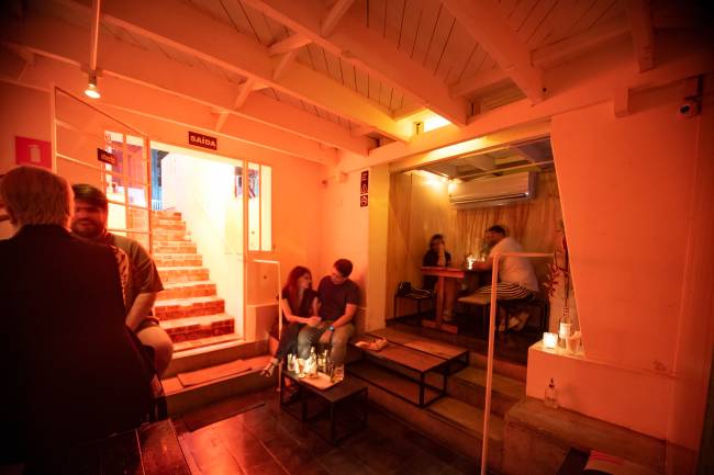Cava Bar ambiente do bar com casais