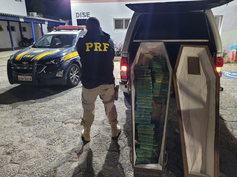 Polícia apreende 50 quilos de crack em caixão na Fernão Dias