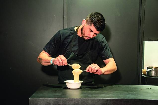 O chef José Guerra Netto na finalização do aligot, no estande do D.O.M. O chef José Guerra Netto na finalização do aligot, no estande do D.O.M.