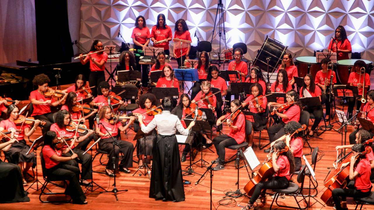 orquestra tocando no palco