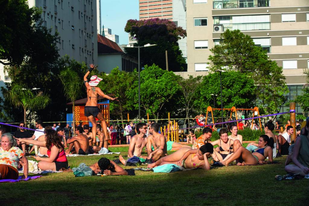 Parque Augusta Paulistanos tomam sol e praticam esportes no parque Augusta, região central de São Paulo