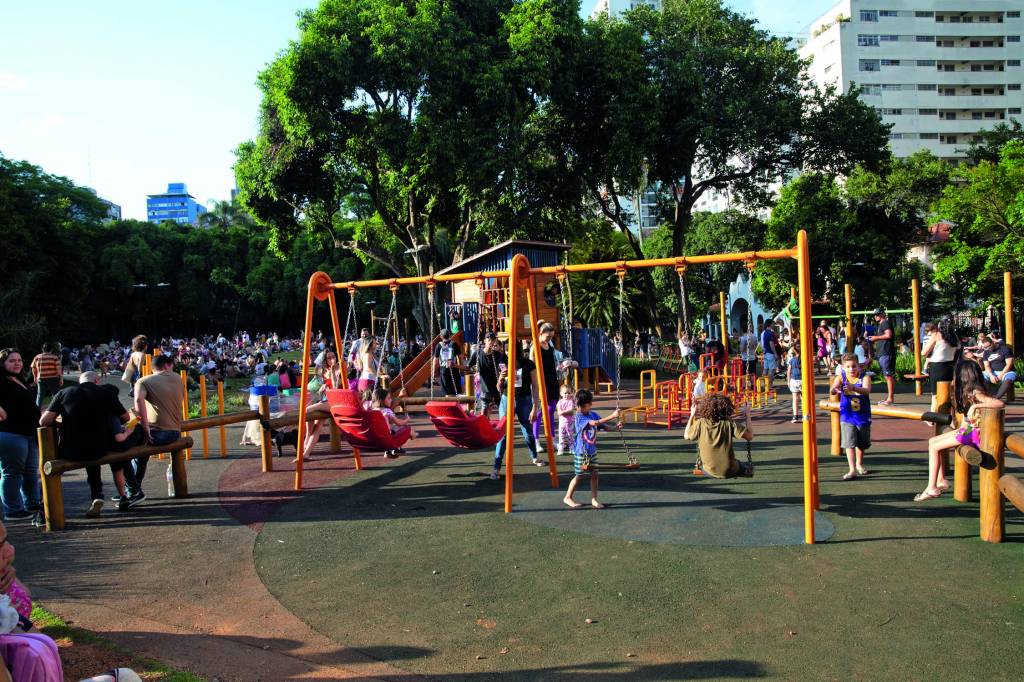 Parque Augusta Crianças brincam em parquinho no Parque Augusta em um dia ensolarado