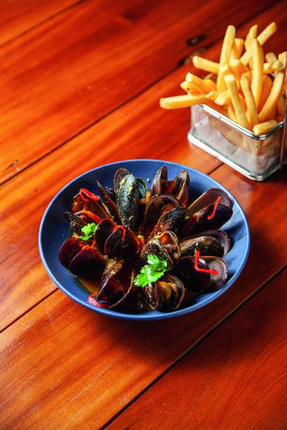 Moules frites: a receita tradicional belga é servida com batata frita e torradas Moules frites: a receita tradicional belga é servida com batata frita e torradas