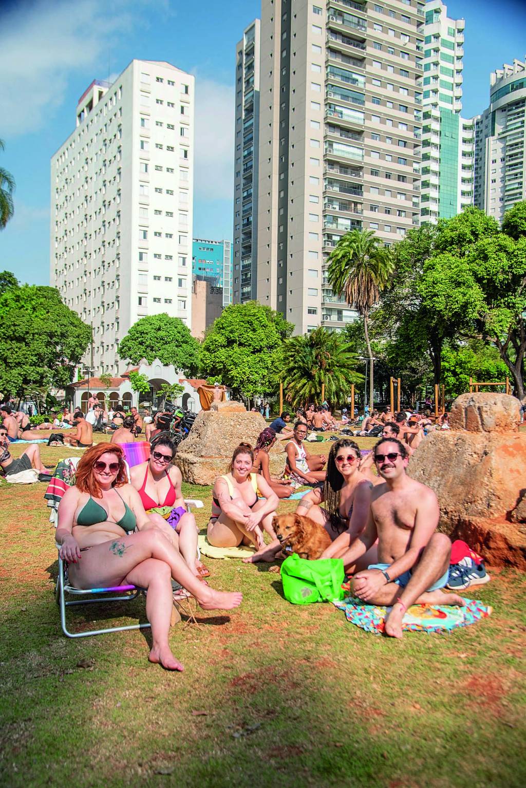 Parque Augusta Grupo de amigos toma sol no Parque Augusta