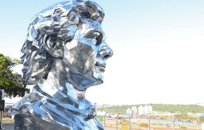 Busto gigante de Ayrton Senna no Autódromo de Interlagos