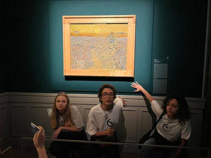 Ativistas climáticos jogam sopa de ervilhas em tela de Van Gogh em Roma
