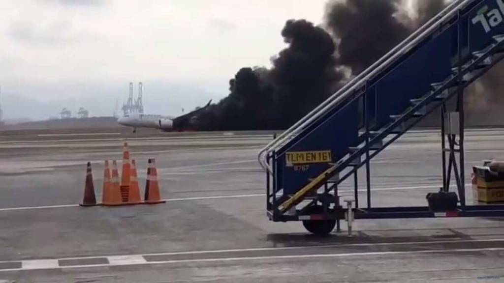Avião da Latam colide com veículo em aeroporto no Peru e pega fogo