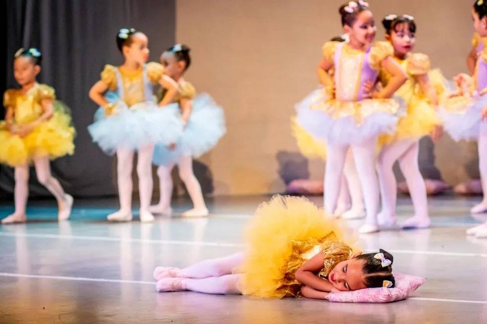 Menina de 4 anos dorme durante apresentação de balé e viraliza na web