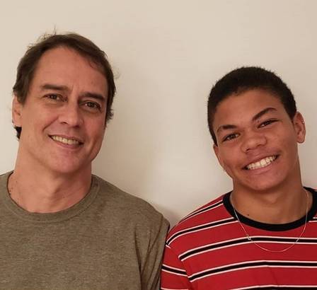 Emocionado, Marcello Antony revela que adotou filho com HIV
