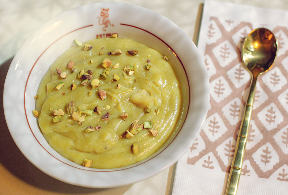 brigadeiro de pistache.jpg Imagem mostra brigadeiro verde em prato branco, ao lado de colher