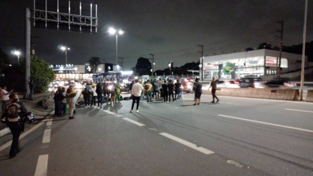 Governador diz que irá multar manifestantes que não saírem de rodovias