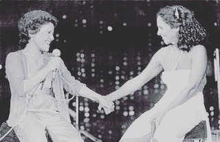 Foto em preto e branco de Elis Regina e Gal Costa