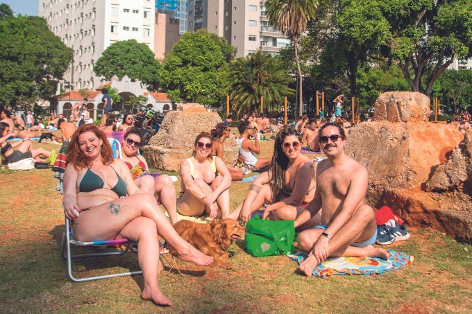 Paulistanos tomam sol e praticam esportes no parque Augusta, região central de São Paulo