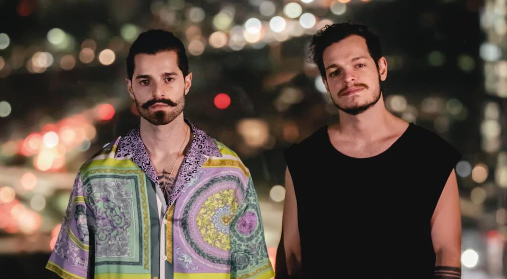 Irmão gêmeo de Alok, DJ Bhaskar estrela festival eletrônico em São Paulo