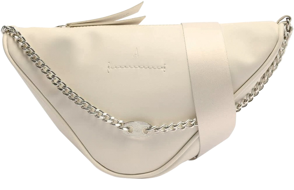 Bolsa a tiracolo off-white de couro sint&eacute;tico. Tem formato de tri&acirc;ngulo investido, uma al&ccedil;a comprida e uma al&ccedil;a de corrente de enfeite