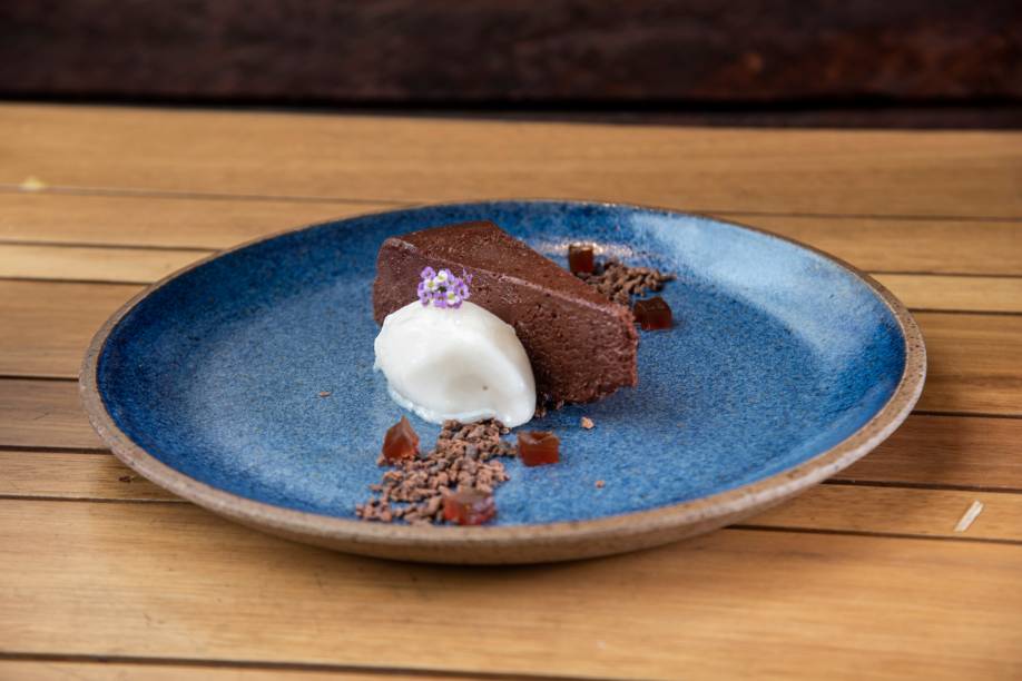 Terrine de chocolate: com disco de bala de goma de melaço de cacau, nibs açucarados e sorbet de polpa de cacau