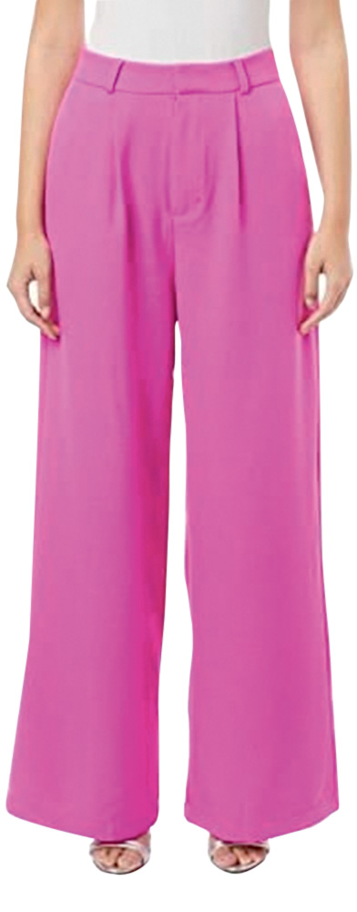 Modelo usa cal&ccedil;a pantacourt lil&aacute;s escura