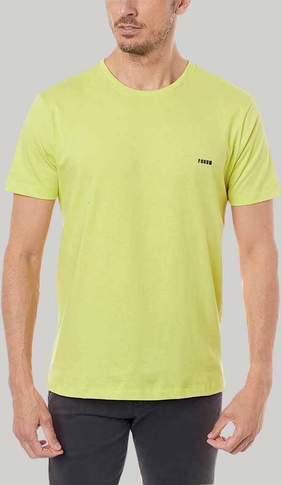 Modelo branco e magro usa camiseta lisa em tom de amarelo claro