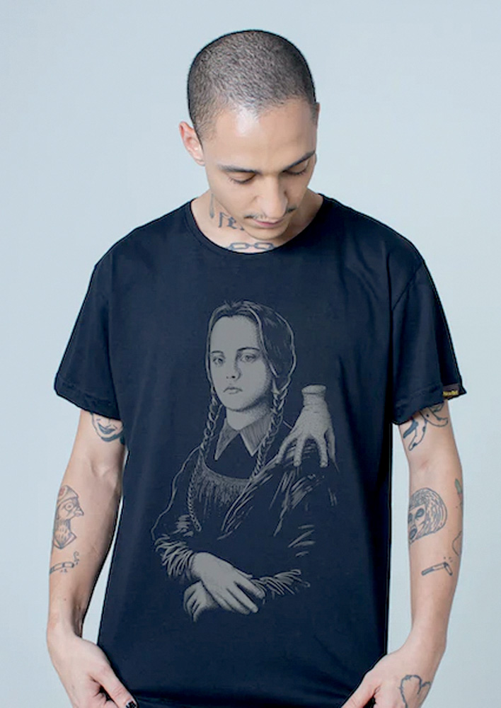 Camiseta unissex.jpg Imagem mostra homem com camiseta preta.